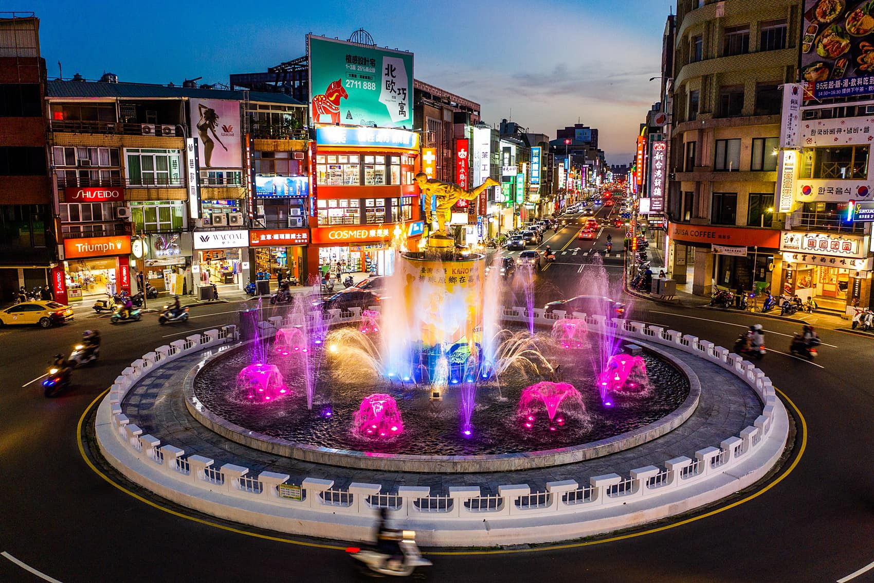 中央噴水池於27日起恢復噴水 全新52盞水底燈七彩燈光閃耀嘉義市