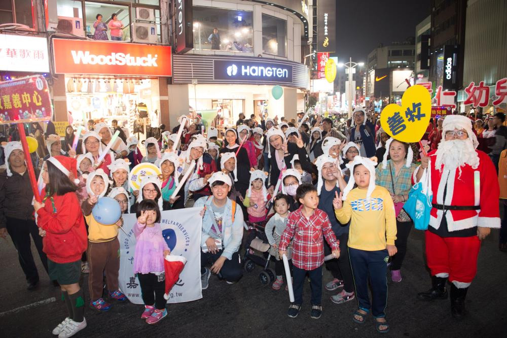 平安夜踩街報佳音