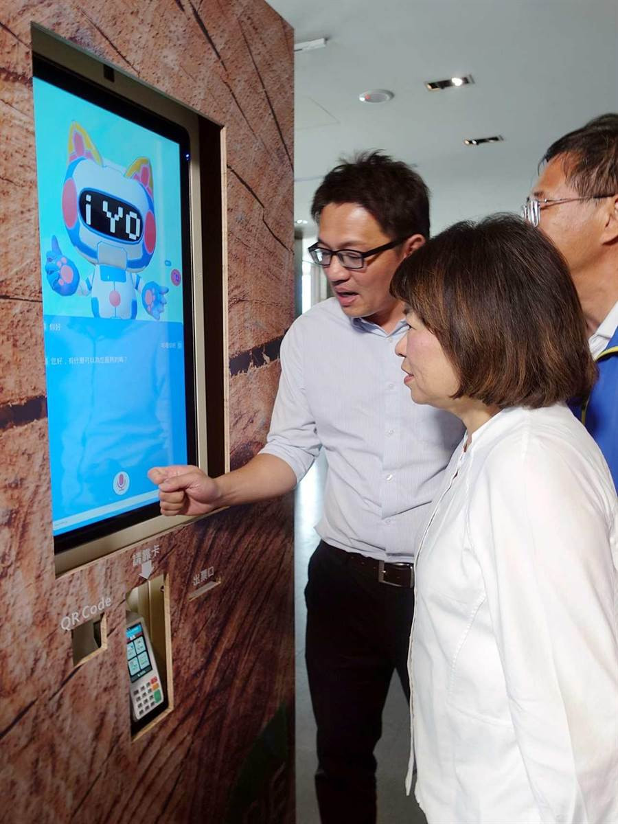 嘉義市長黃敏惠（右）率先體驗Kiosk互動機台，除與線上AI愛遊貓互動，也嘗試購買遊程票券。（呂妍庭攝）