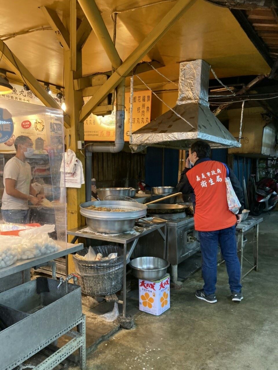 0_衛生局巡視市場並輔導攤商業者1.jpg