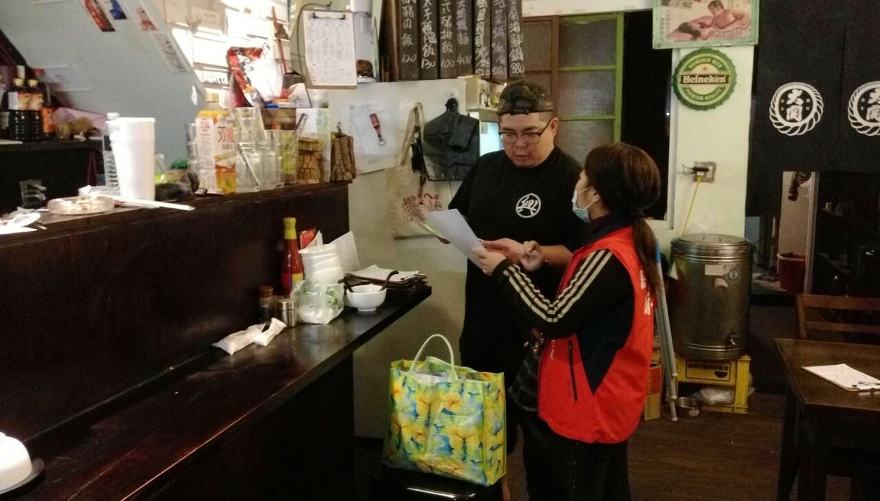 0_衛生局巡視文化路夜市輔導攤商業者1.jpg