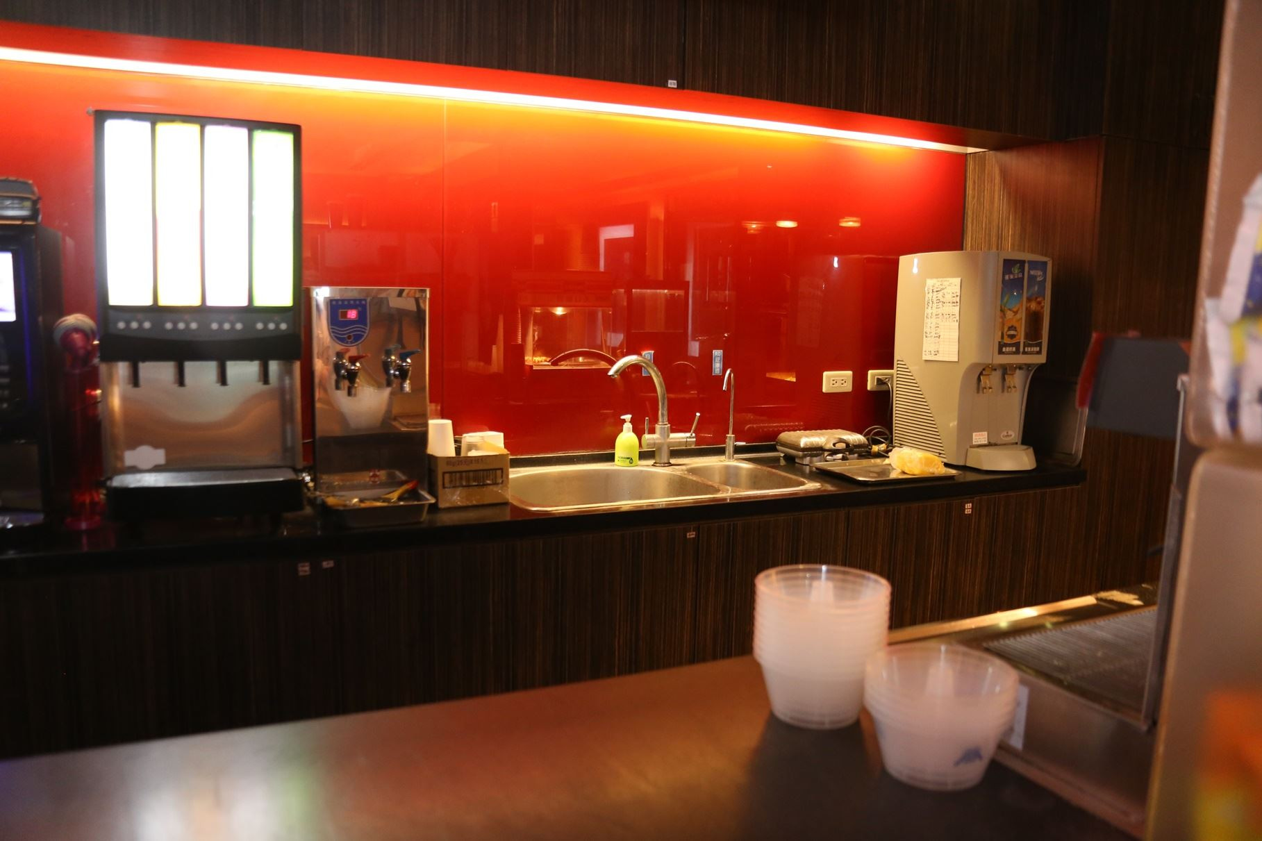 7 嘉年華取餐區及工作區皆放置洗手液.JPG