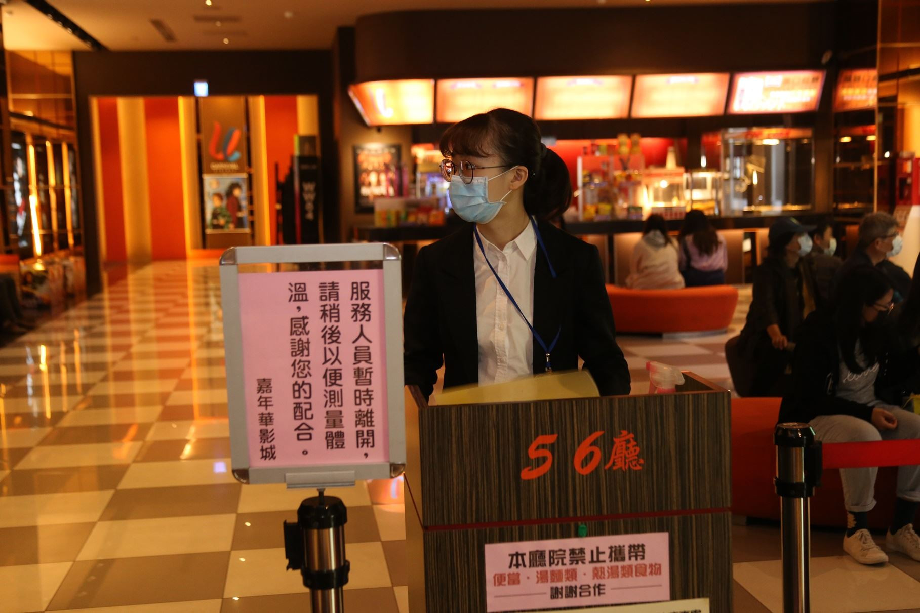 1_嘉年華員工全程配戴口罩.JPG