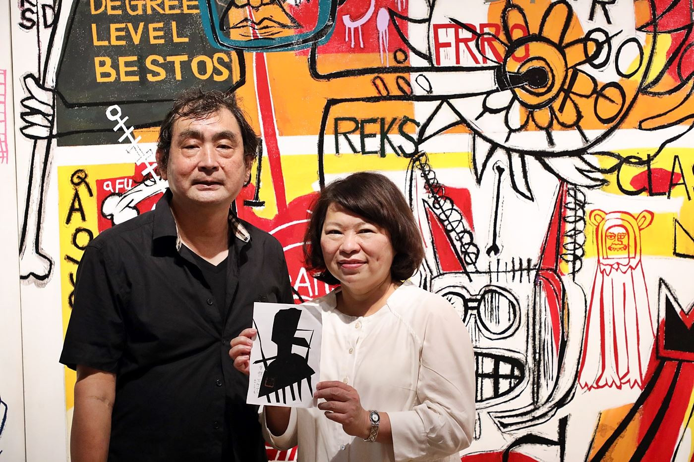 1100402_感性製圖機器 戴明德個展 _左起 戴明德老師與黃敏惠市長 在自畫像系列前合影 _2_.JPG