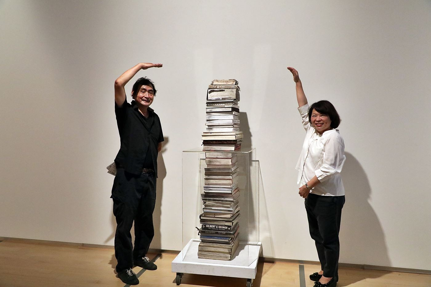 1100402_感性製圖機器 戴明德個展 _左起 戴明德老師與黃敏惠市長 在與作者身高一般高的素描手稿前合影.JPG