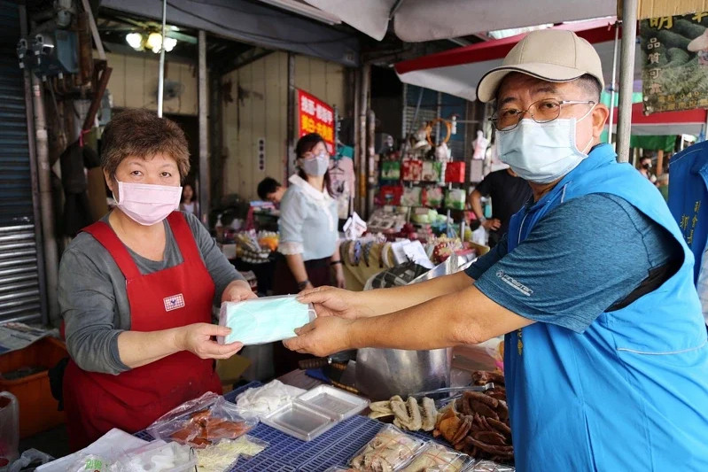 嘉義市府指出，民間傳統市場即日起也有口罩配售。2.jpg