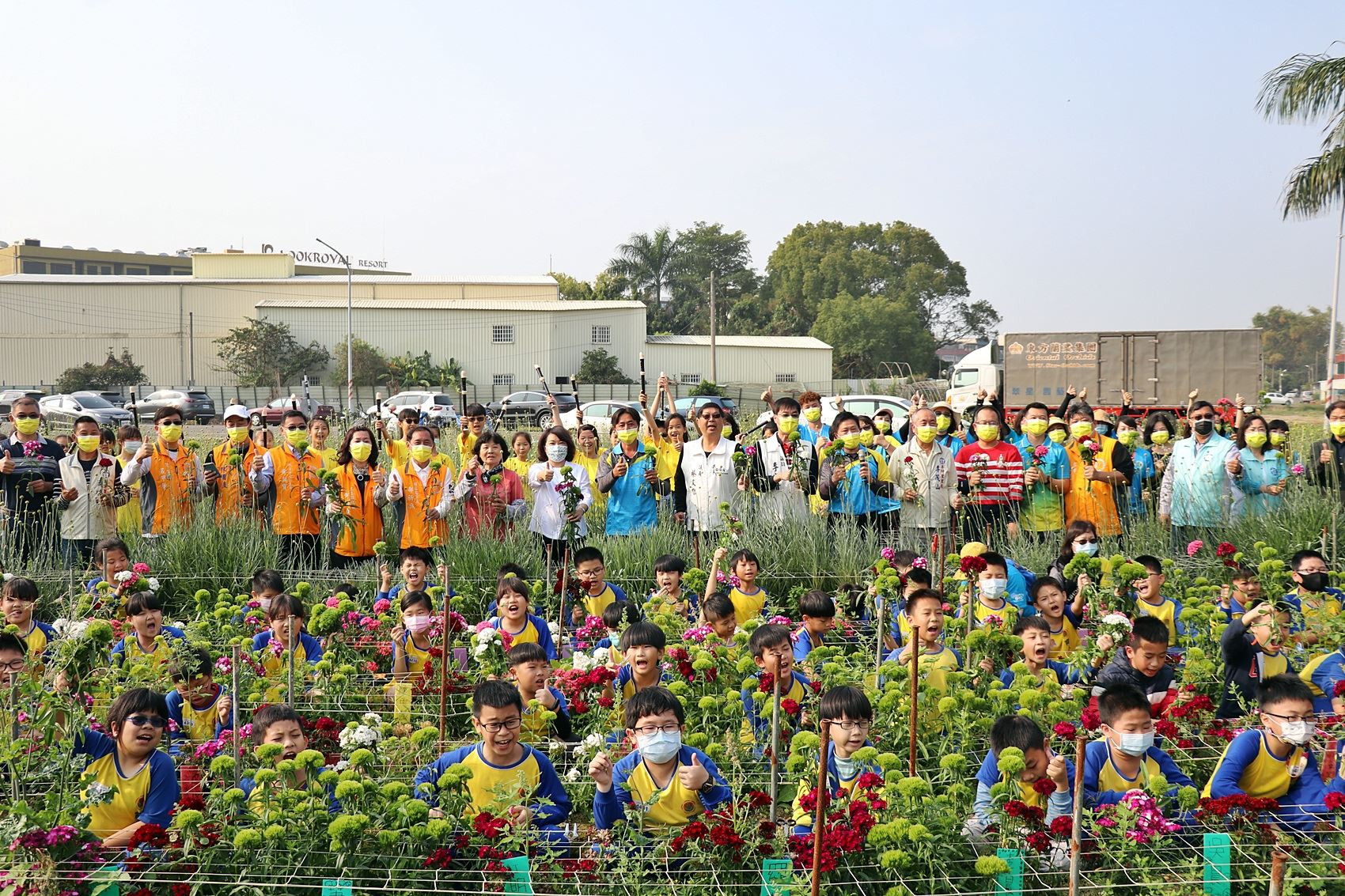 「小花農」大收成 綠石竹開出綠毛球 育人國小本位課程 學童直呼好療癒
