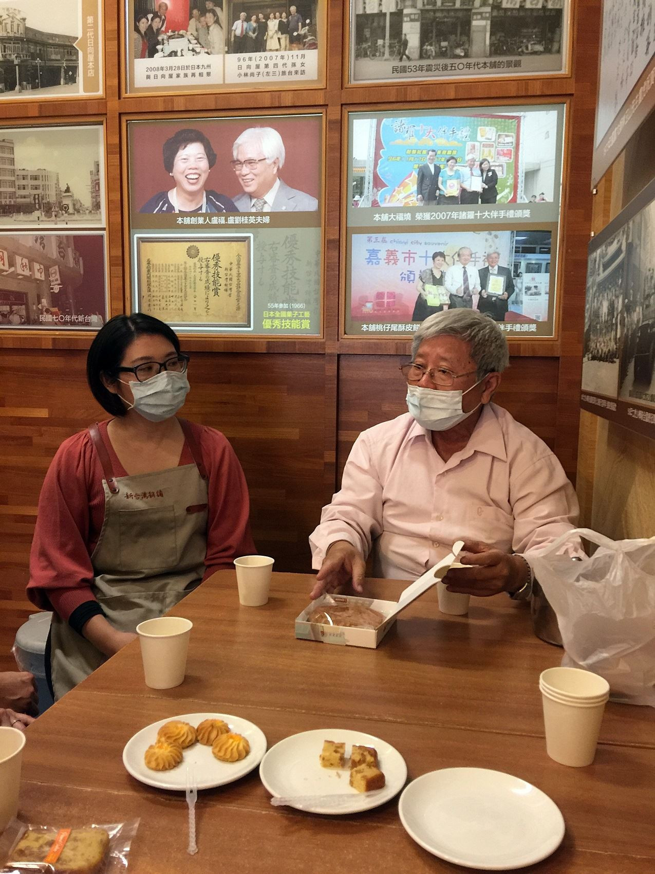 新台灣餅舖店主及女兒.jpg