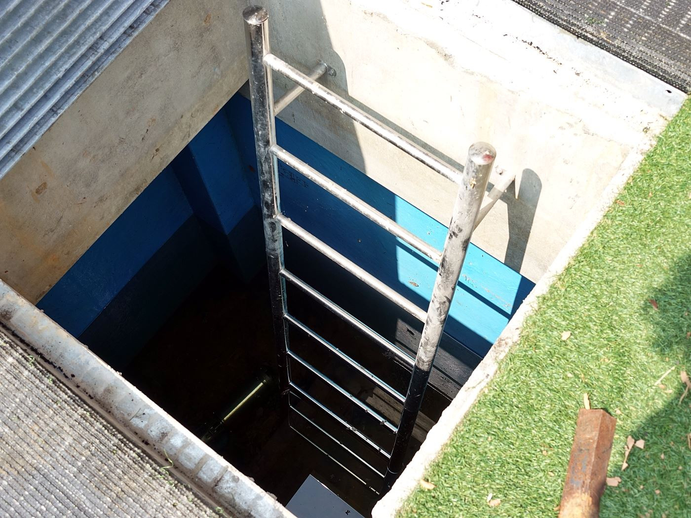 另一座水撲滿 藍色底漆防水用