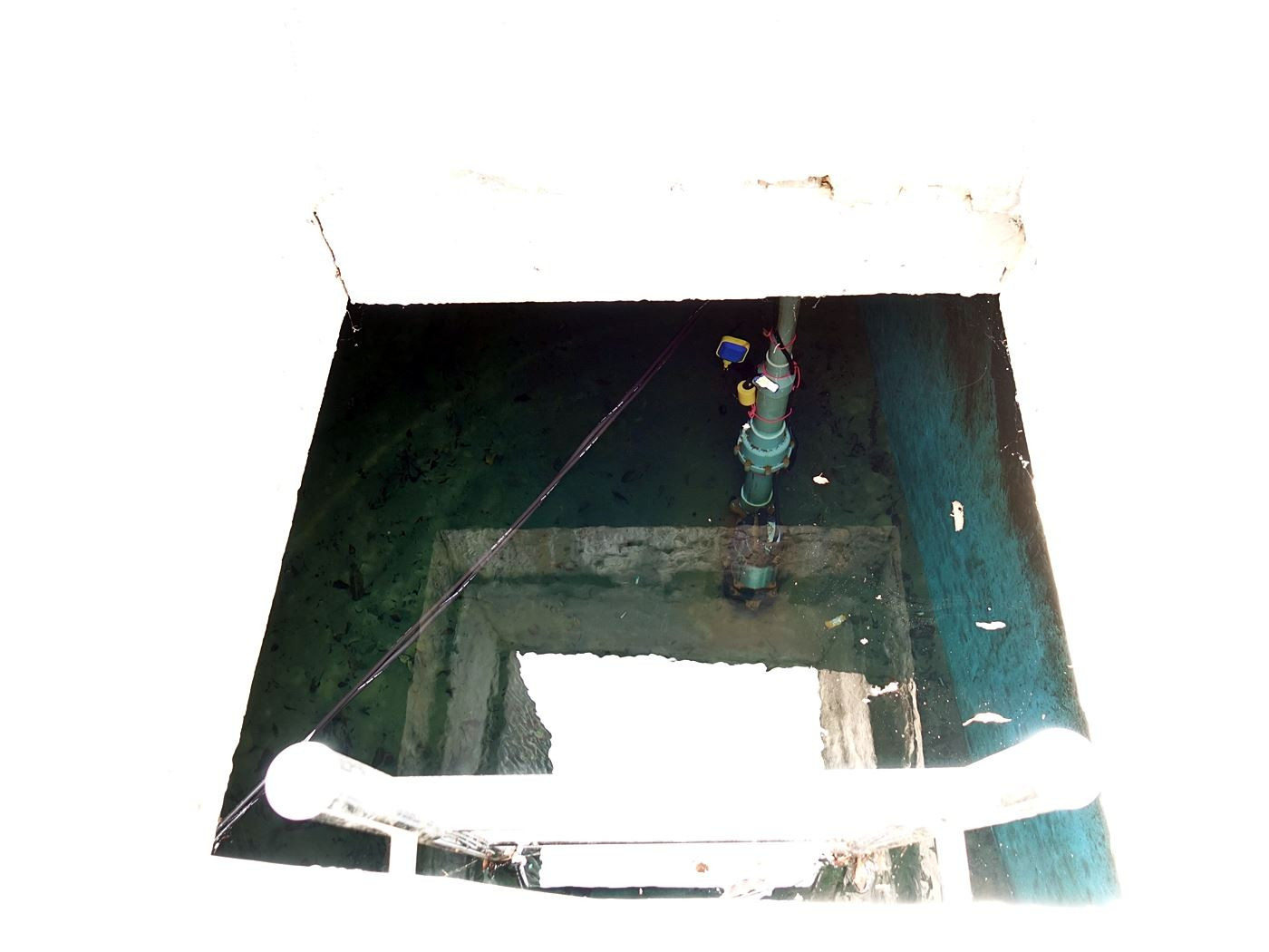 水撲滿內部有水狀況 右上方為沉水馬達