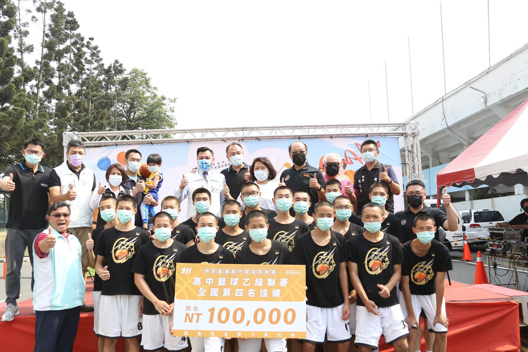 0_堤姆董事長許嘉榮贈嘉義高中籃球隊獎勵金大合照.JPG