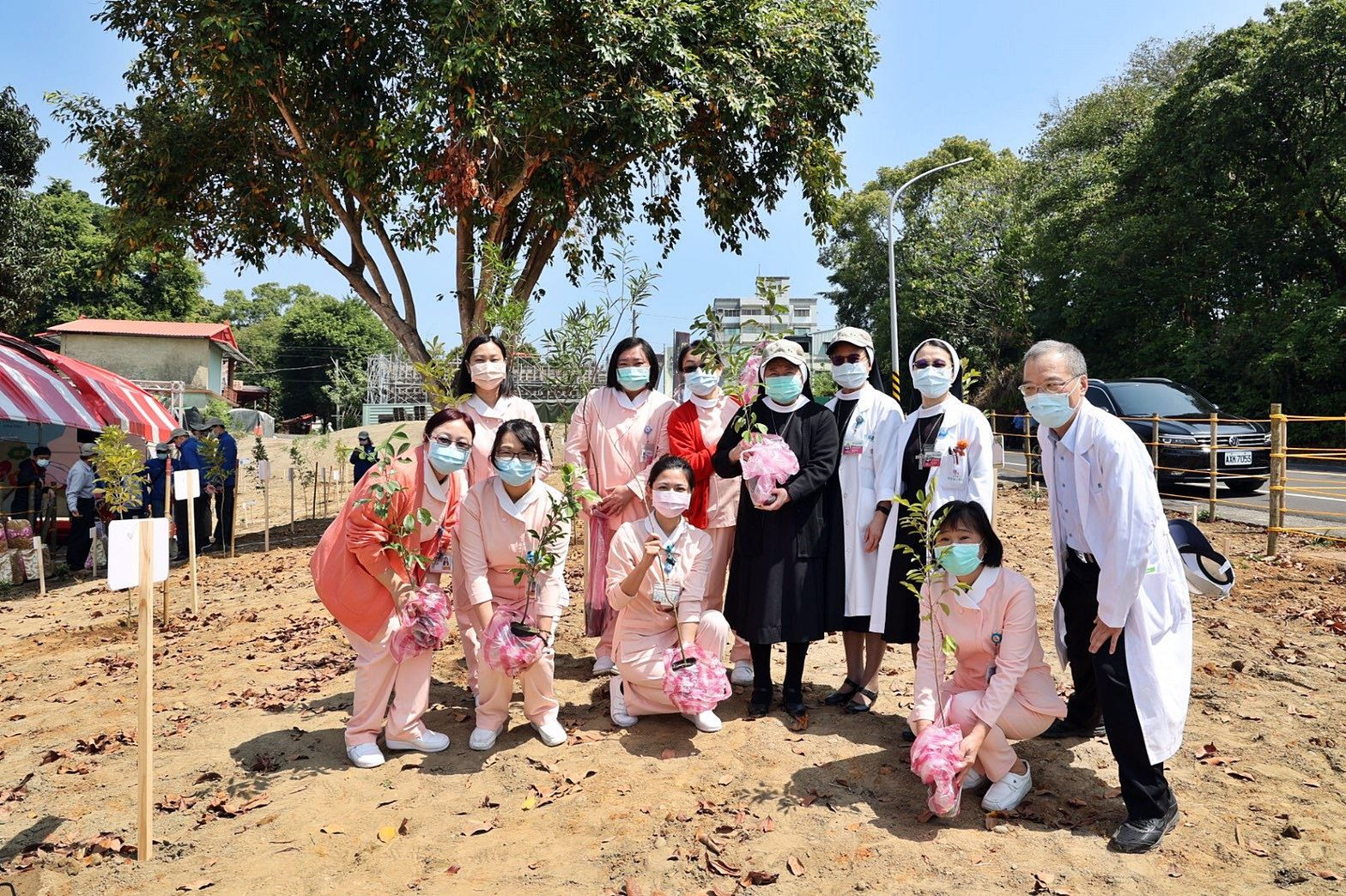 醫護同仁共同植樹