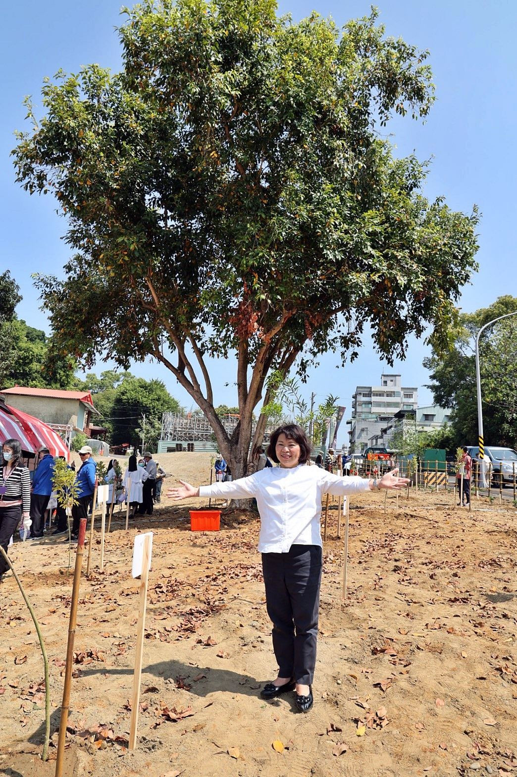 市長與樹苗合照