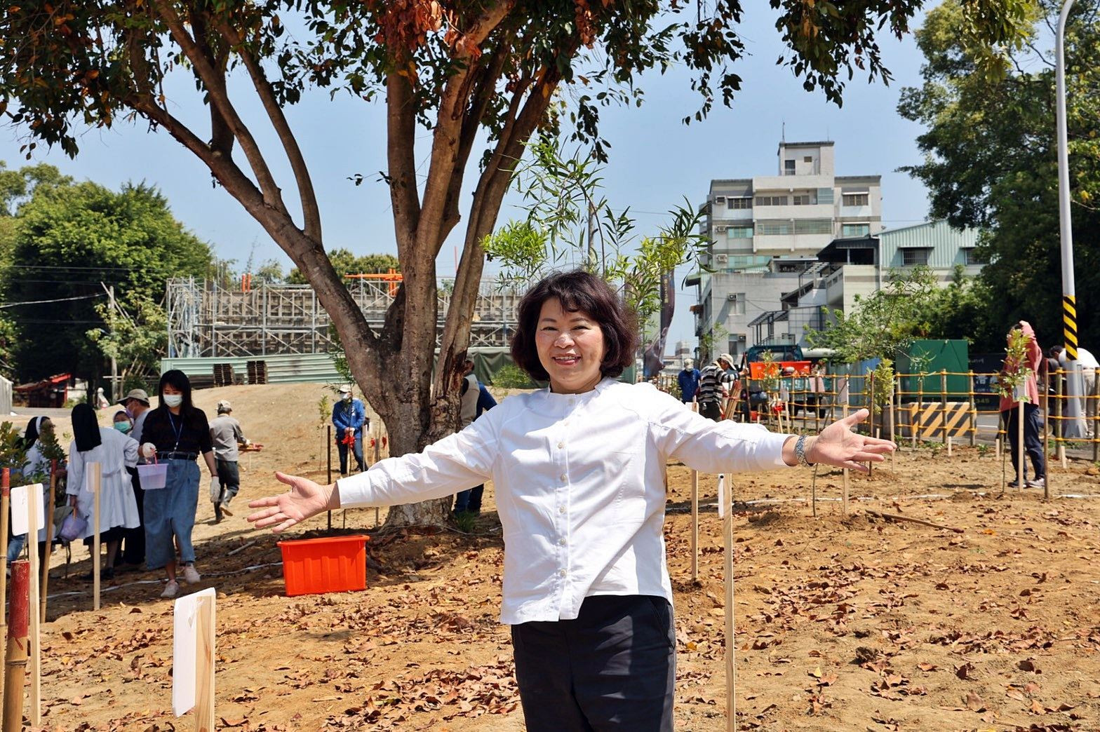 市長與樹苗合照