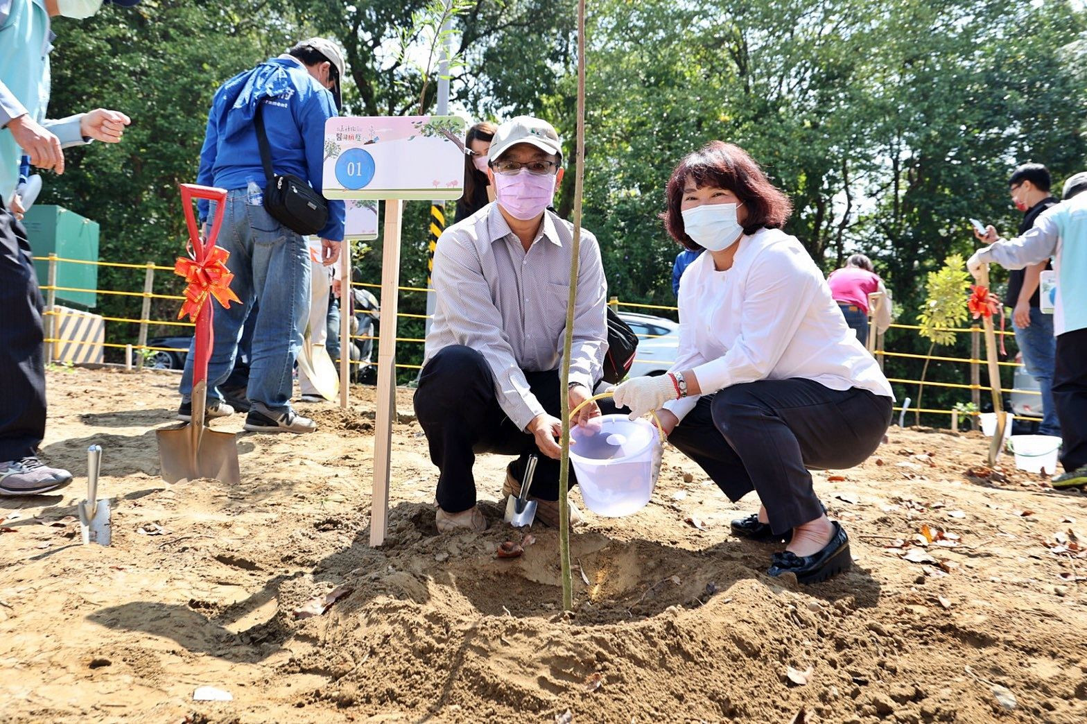 市長和蔡景株研究員共同植樹