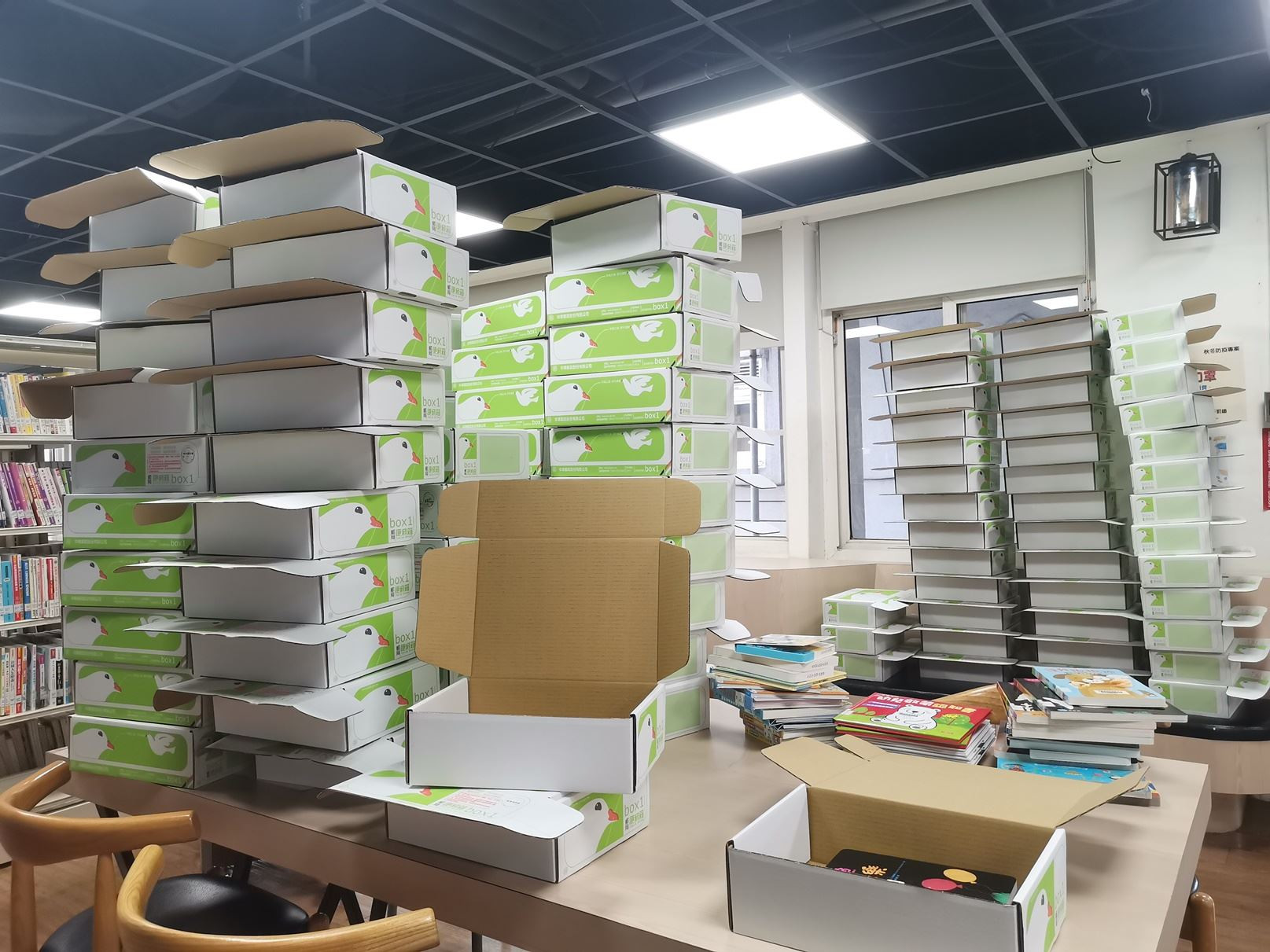 0_圖書館館內擺放多盒閱讀驚喜箱.jpg