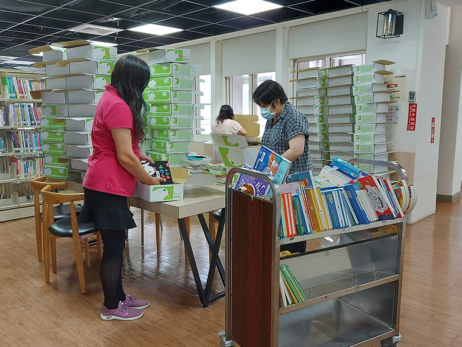 0_文化局圖書館館員打包書 _2_.jpg