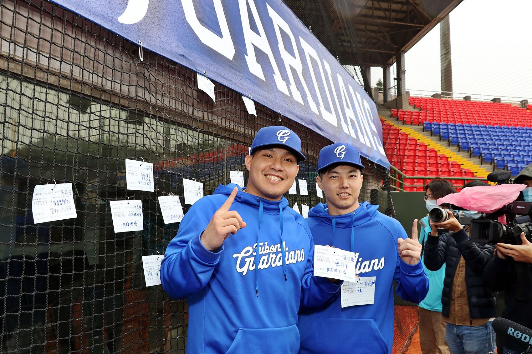 0_右為前旅日球員郭俊麟 現為富邦隊球員.JPG