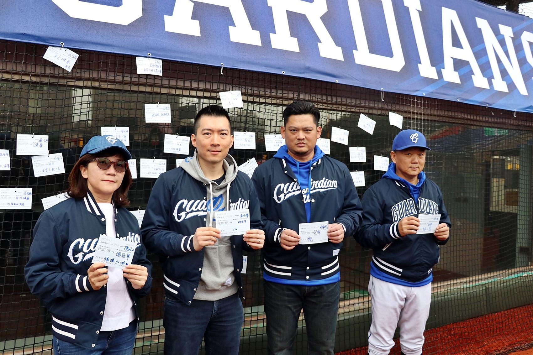 0_秀出必勝列車車票_右一為洪一中總教練 左二為領隊蔡承儒_.JPG