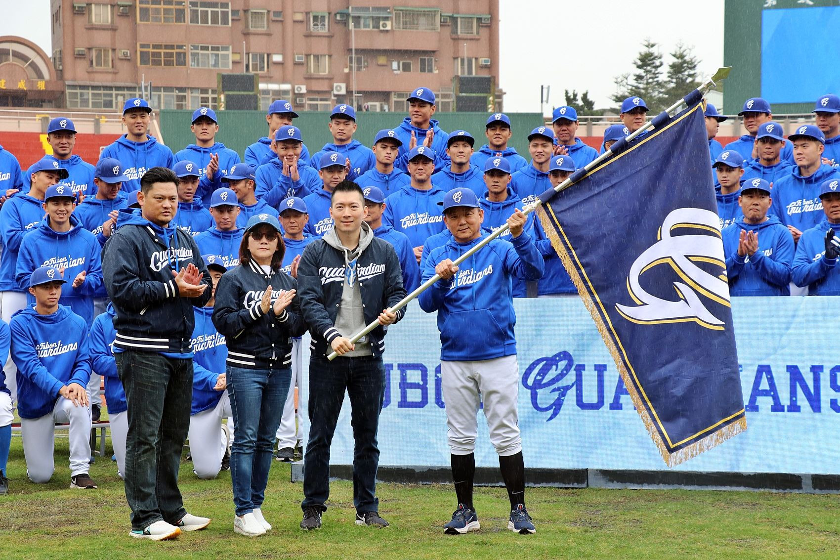 0_揮舞隊旗_右一總教練洪一中 右二領隊蔡承儒_.JPG