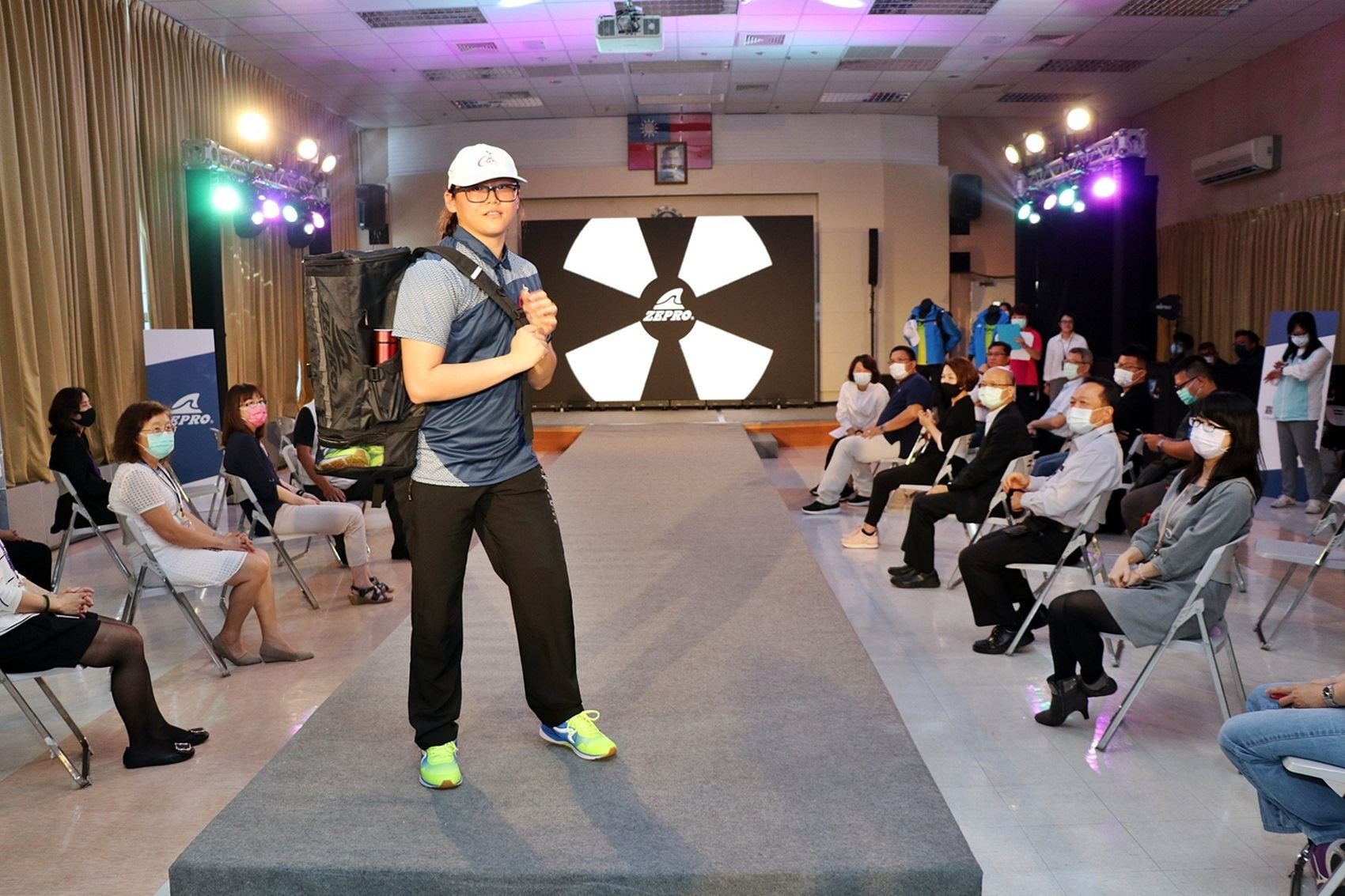 選手展示嘉義代表隊服飾