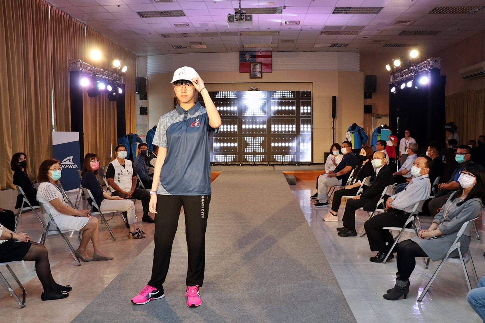 選手展示嘉義代表隊服飾