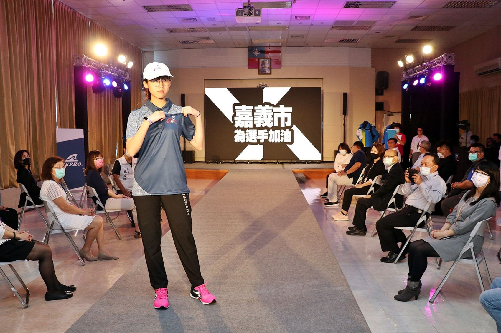 選手展示嘉義代表隊服飾