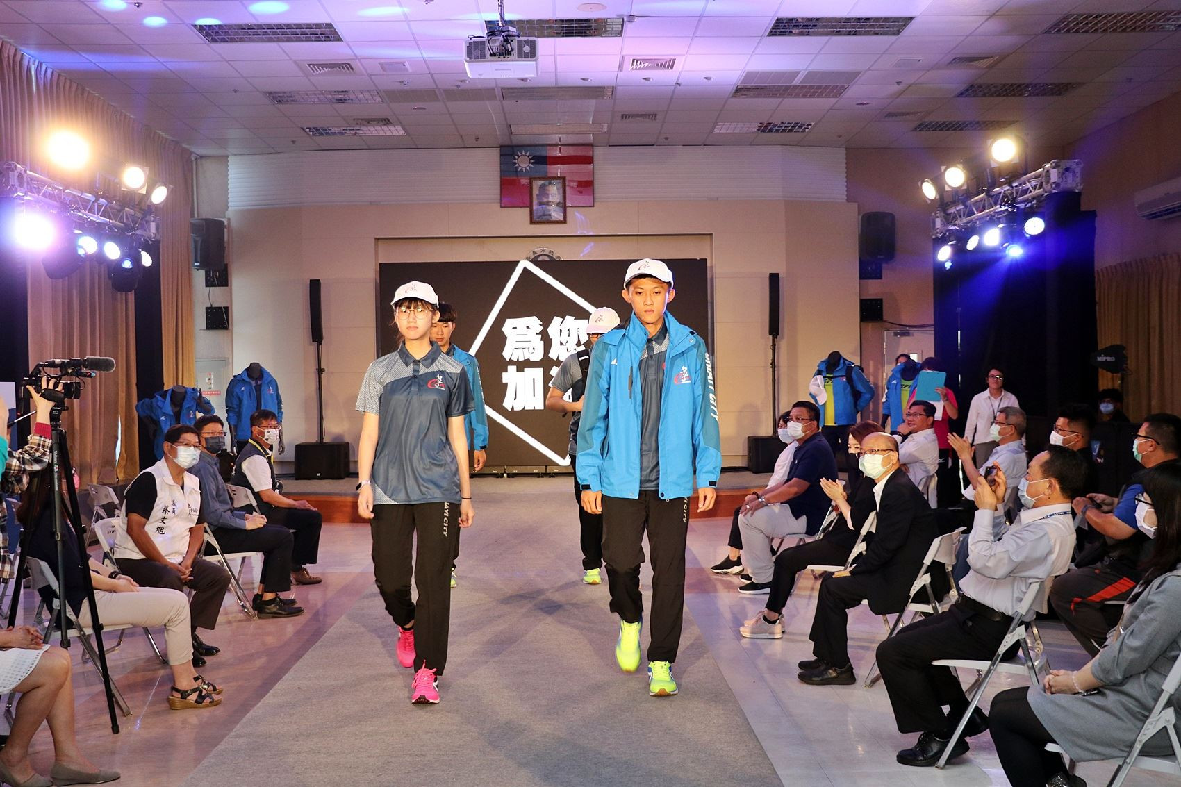 選手展示嘉義代表隊服飾