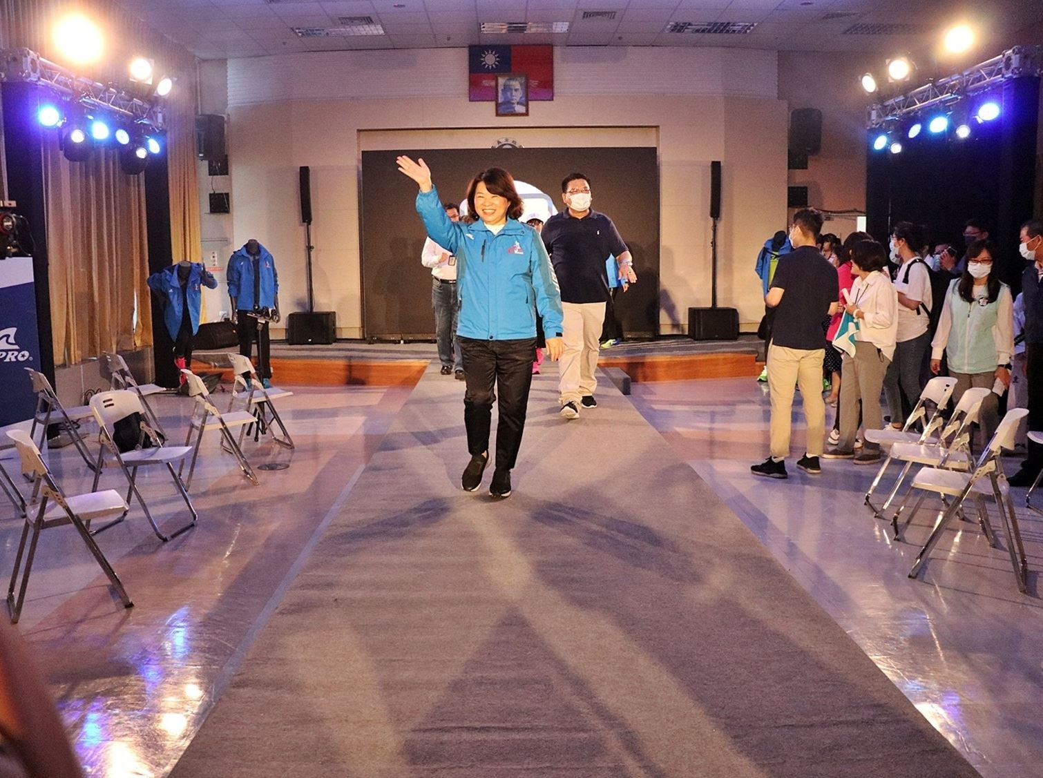 黃敏惠市長穿著嘉義代表隊服裝走秀