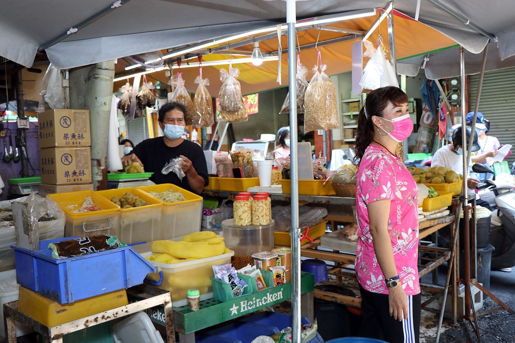 攤商均配合戴口罩3.JPG