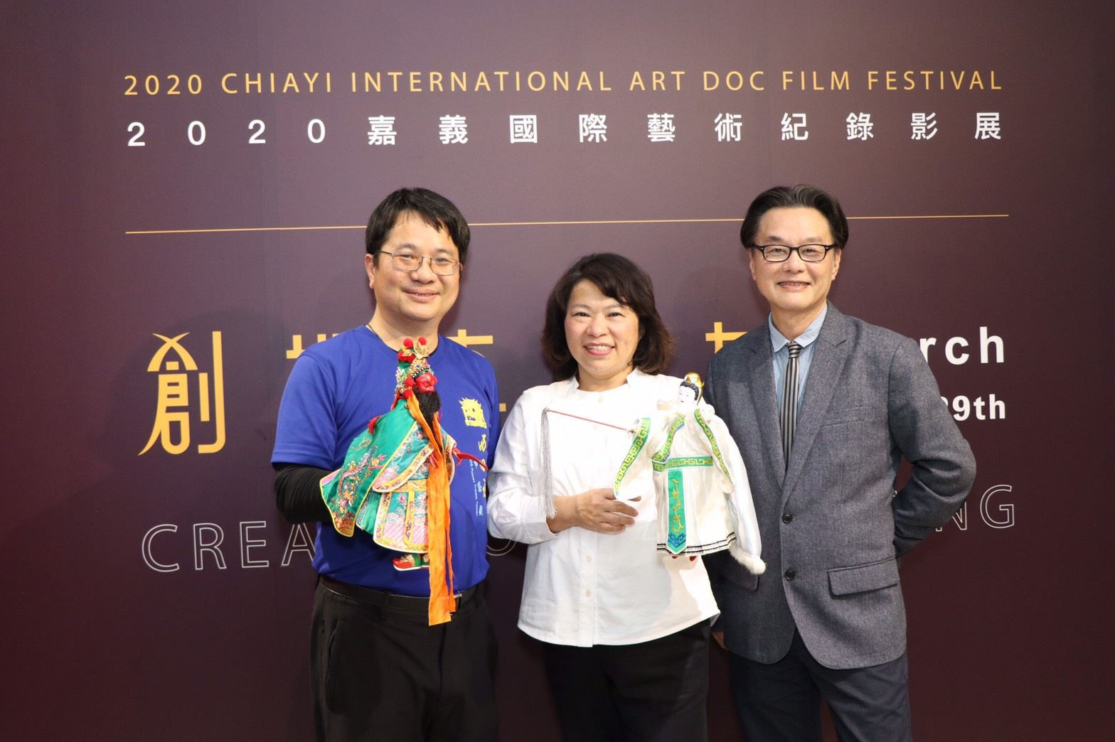 (左一)黃明隆 (右一)黃明川