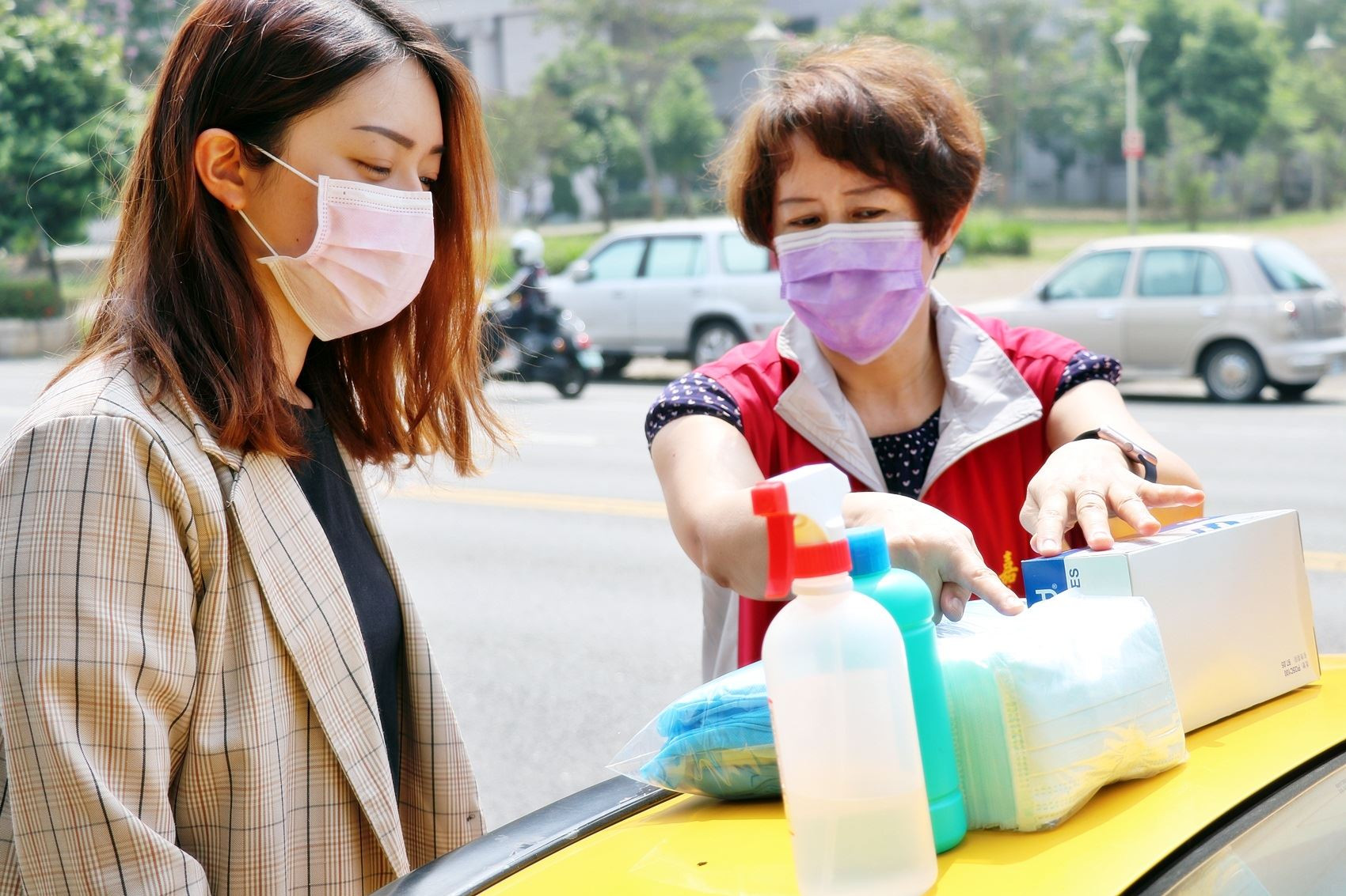 0_公版3_衛生局人員指導司機如何消毒車輛 ps非司機本人 僅為示範_.JPG