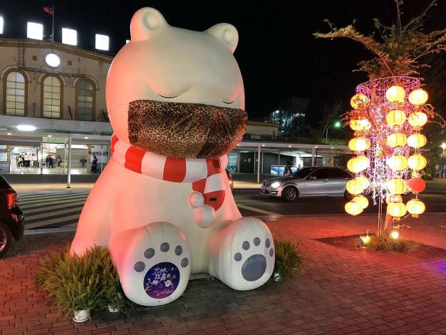 車站沉睡大白熊換口罩出新招！豹紋亮點加強防疫宣傳