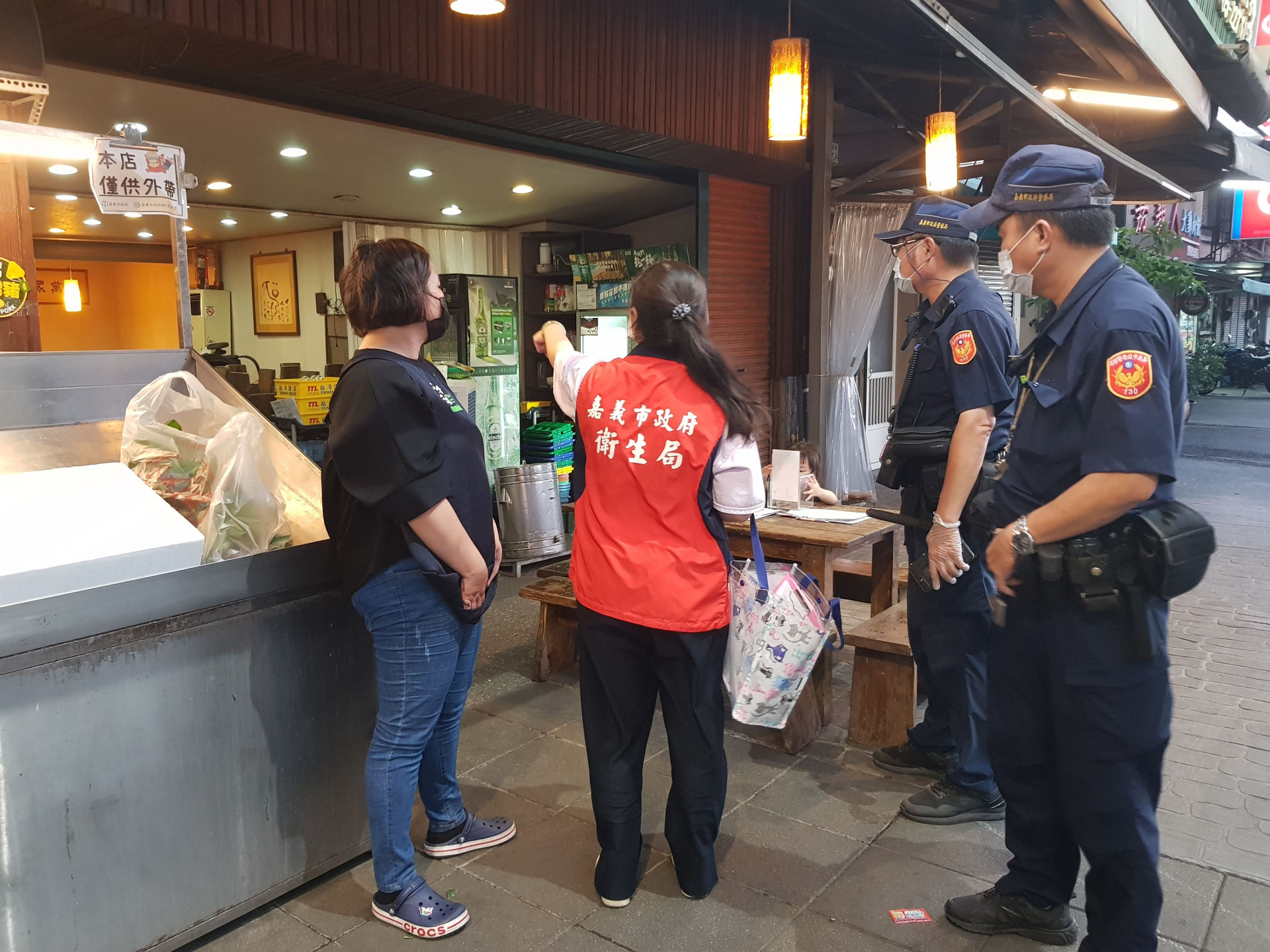 警衛雙局攜手防疫 巡查餐飲外帶防疫作為