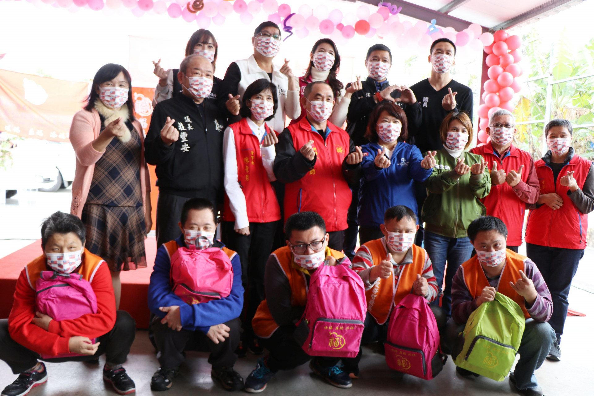 防疫不忘親送愛心 嘉市福添福助你幸福 送愛到家 黃敏惠市長：防疫拉開距離 但心更凝聚